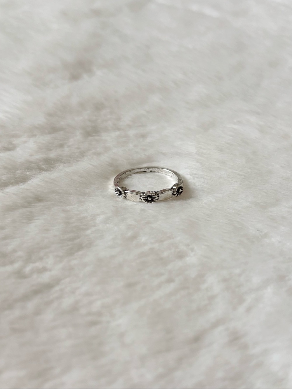 5/$15 🩷 MUST BUNDLE Silver Floral Stackable Ring - Delicate Daisy Accent - Picture 2 of 3